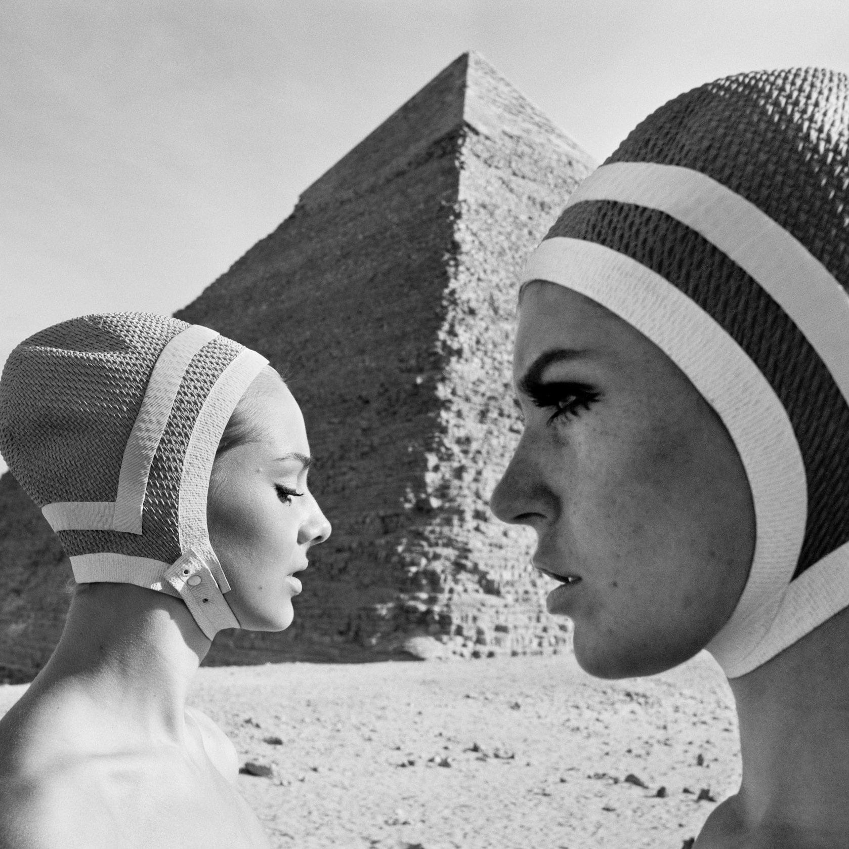 Voor de piramiden van Gizeh 1966, FC Gundlach, Lightworks.